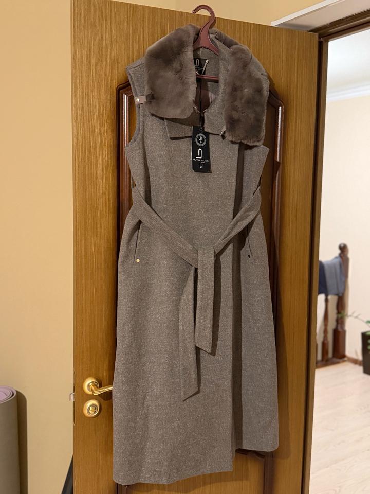 esmeralda cashmere Удлиненный жилет с меховым воротником