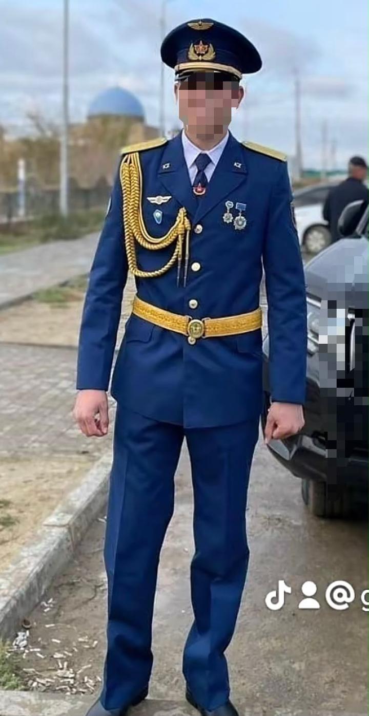Мужской парадный военный костюм