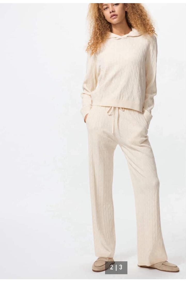 Вязаный спортивный костюм Uniqlo.