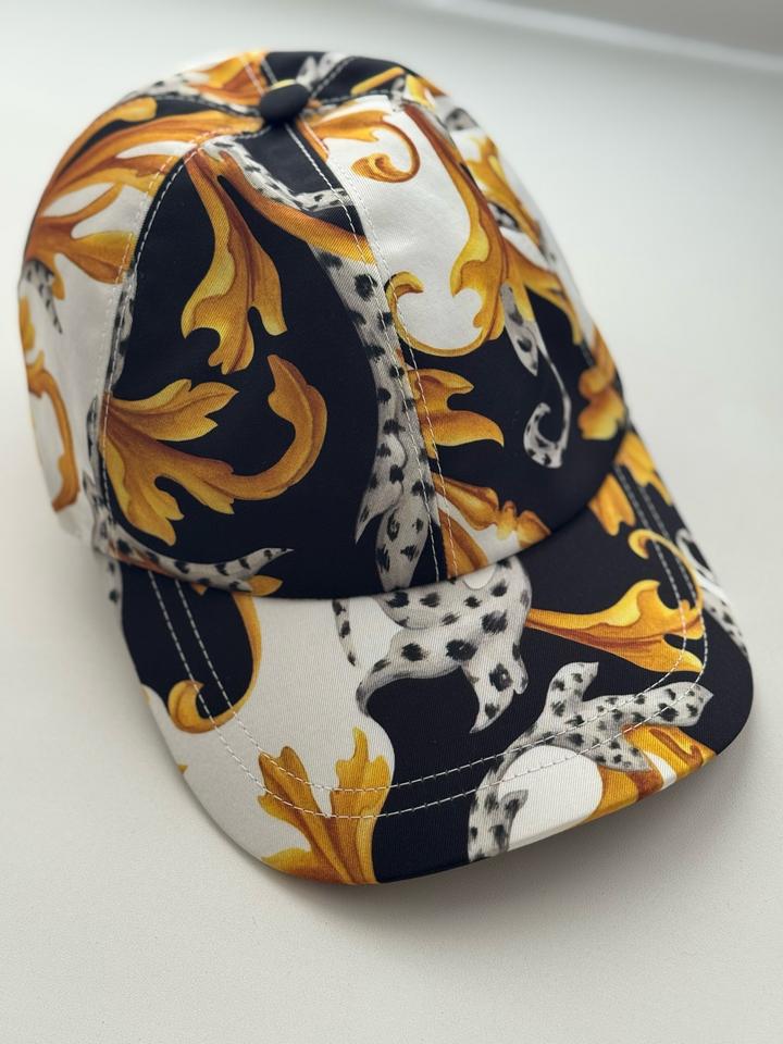 Кепка от Versace
