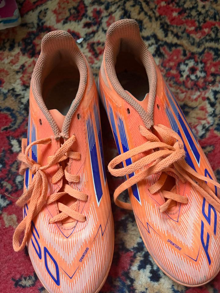 Футбольные бутсы adidas