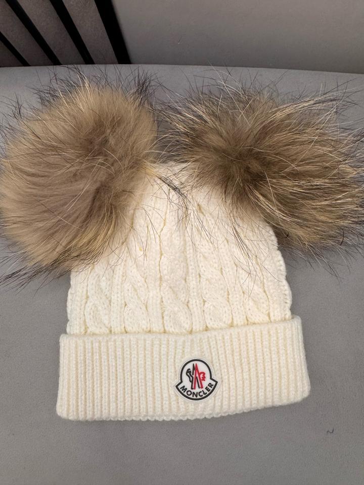 Вязаная шапка Moncler с двумя помпонами