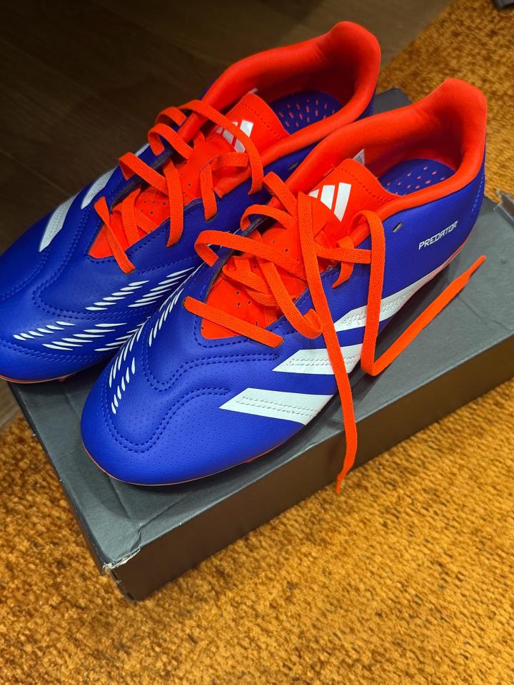 Футбольные бутсы adidas Predator