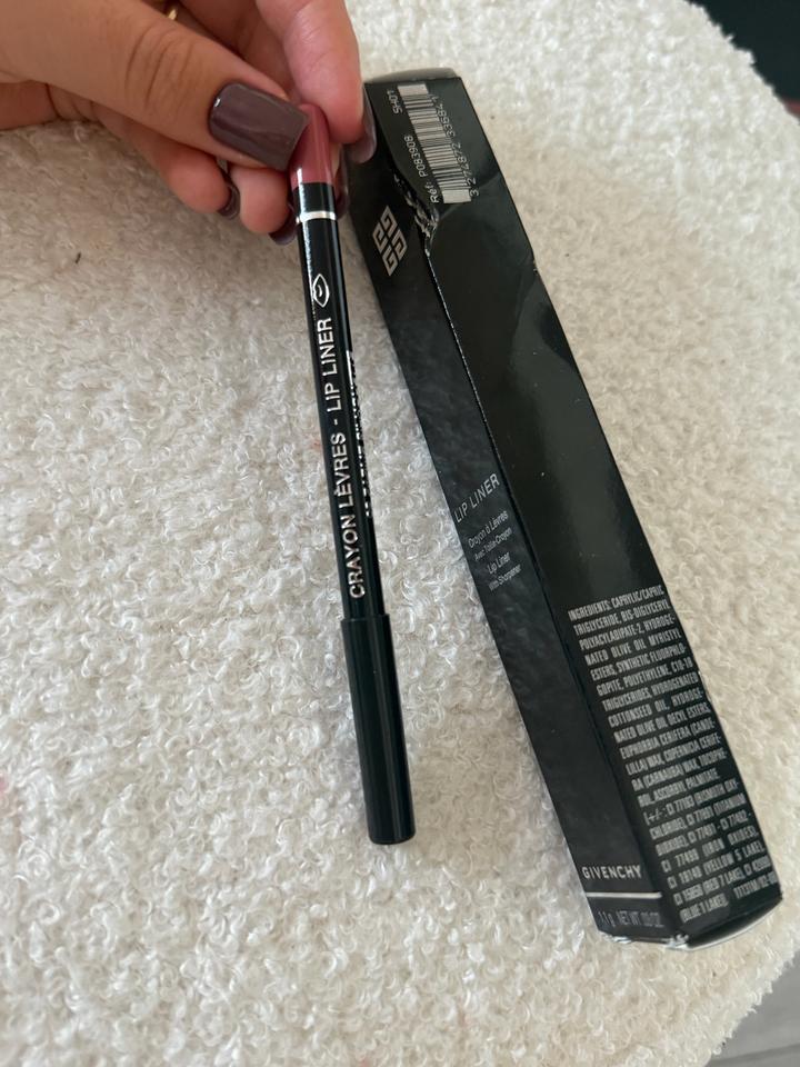 Карандаш для губ Givenchy Уценка 🤍  есть повреждения на коробке
