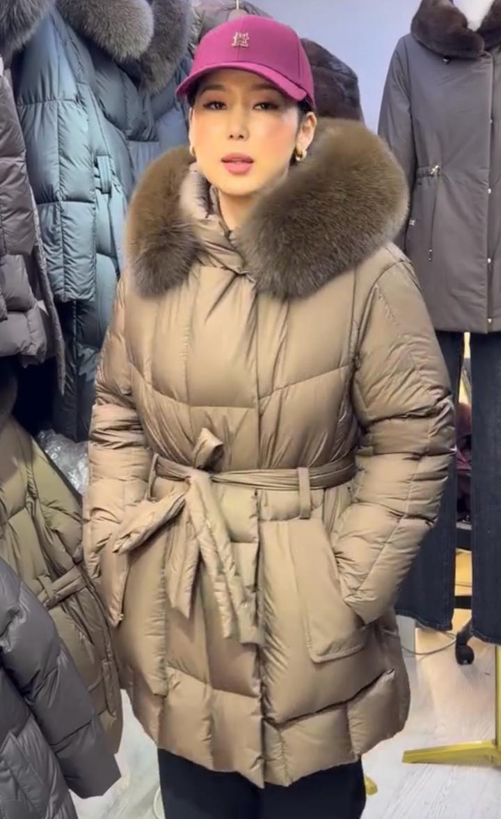 Belissimo Женский пуховик с меховым капюшоном и поясом