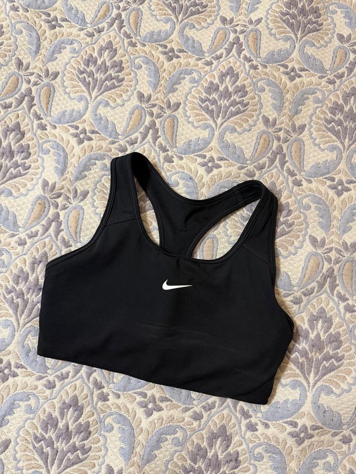 Спортивный топ Nike