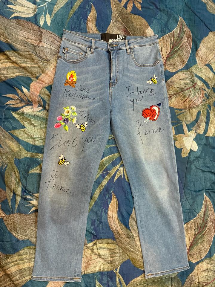 Джинсы Love Moschino с вышивкой