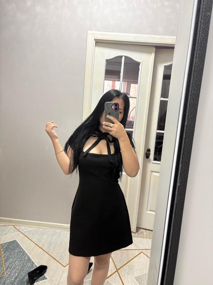 Черное платье мини с вырезом Zara