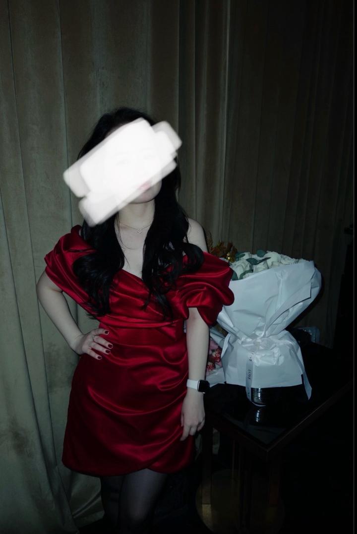 & Other stories Атласное корсетное вечернее платье с открытыми плечами