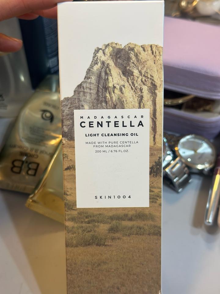 Гидрофильное масло SKIN1004 Madagascar Centella Light Cleansing Oil