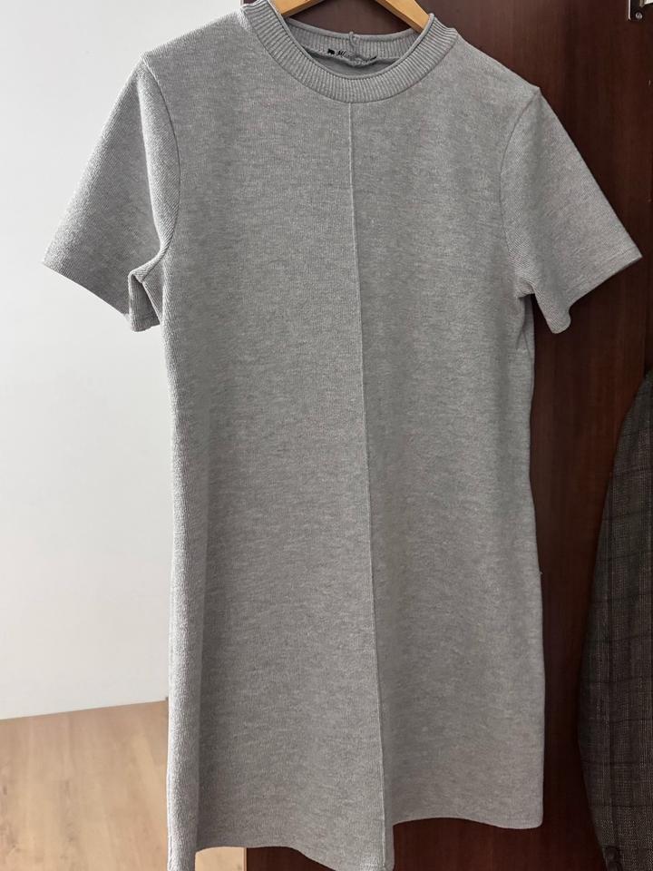 Zara Серое трикотажное платье