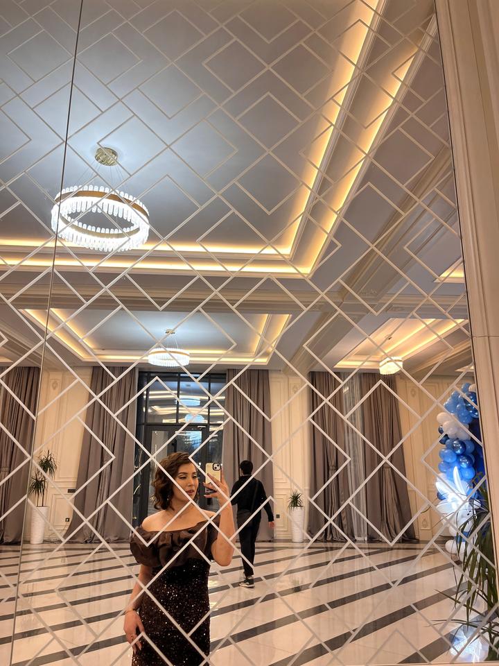 Вечернее платье в пол с пайетками и открытыми плечами