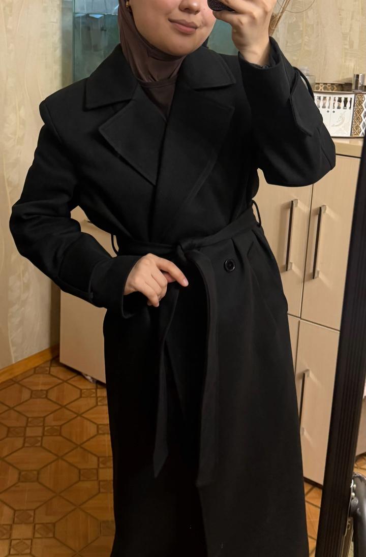 Черное длинное пальто с поясом