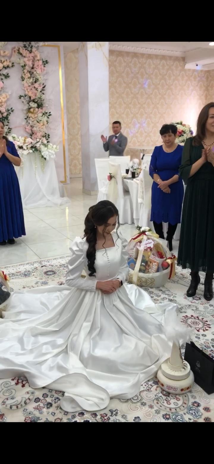 платье с жемчужными пуговицами