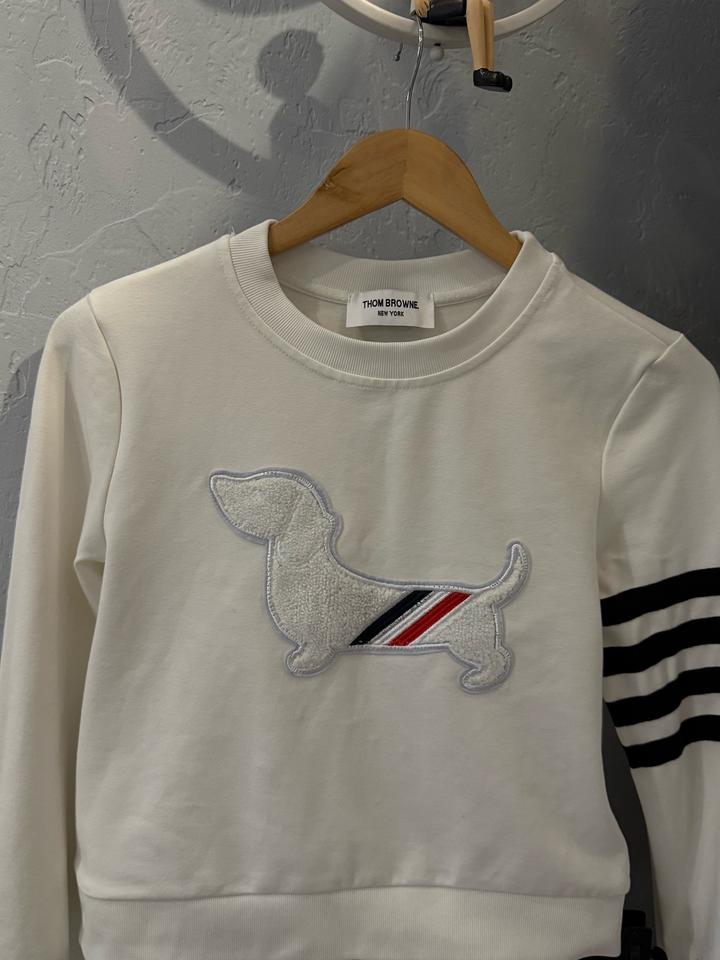 Костюм Thom Browne с вышивкой таксы