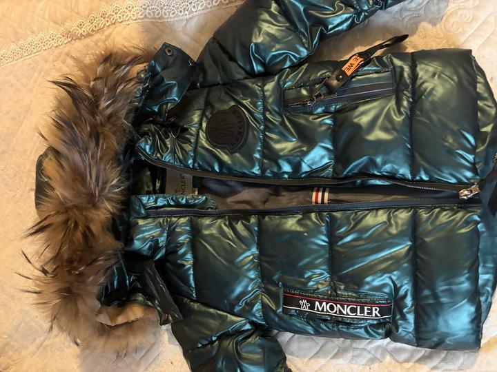 Пуховик Moncler с натуральной опушкой