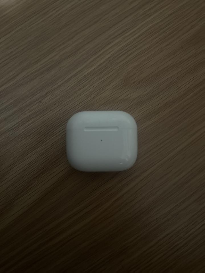 Apple Наушники с зарядным кейсом