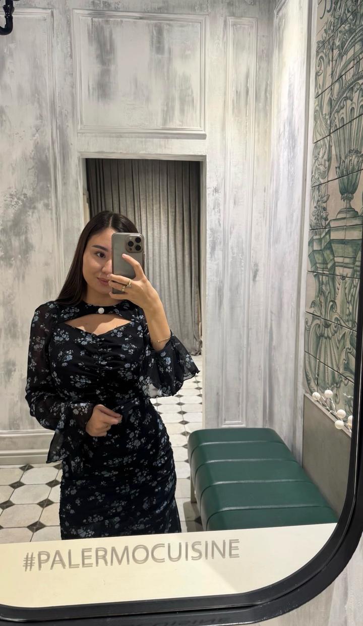 Платье с цветочным принтом и вырезом