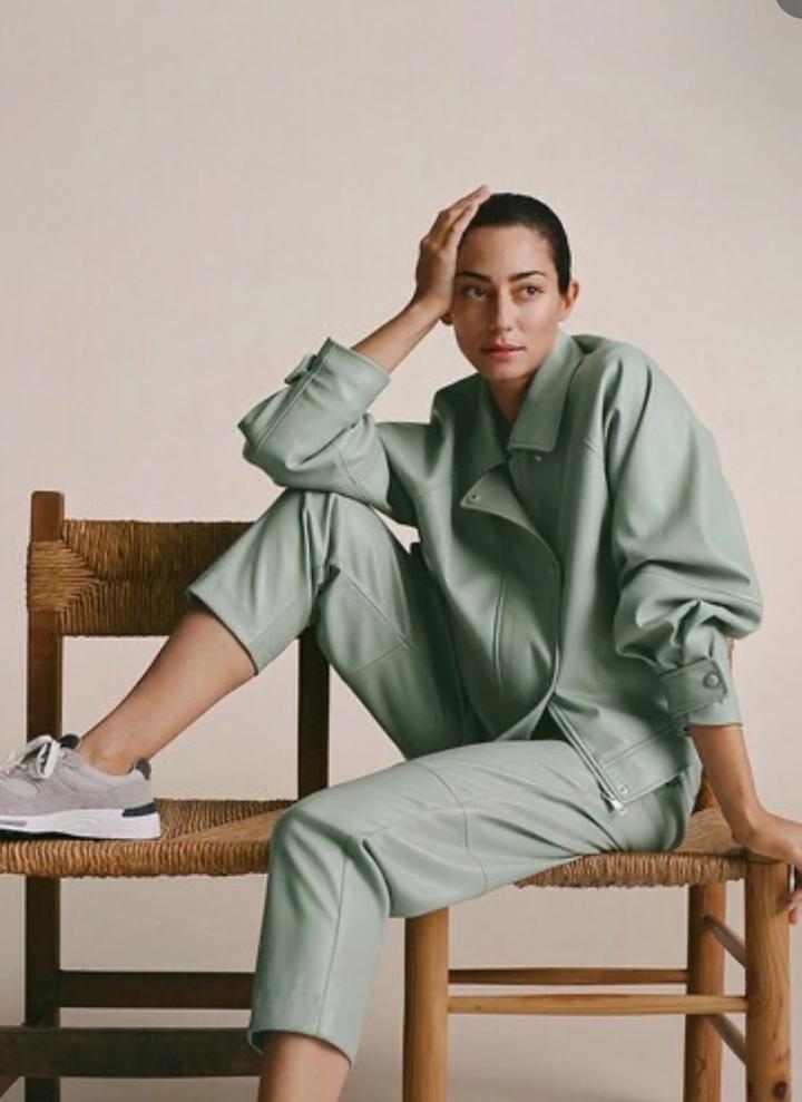 Кожаный костюм оливкого цвета  от MANGO