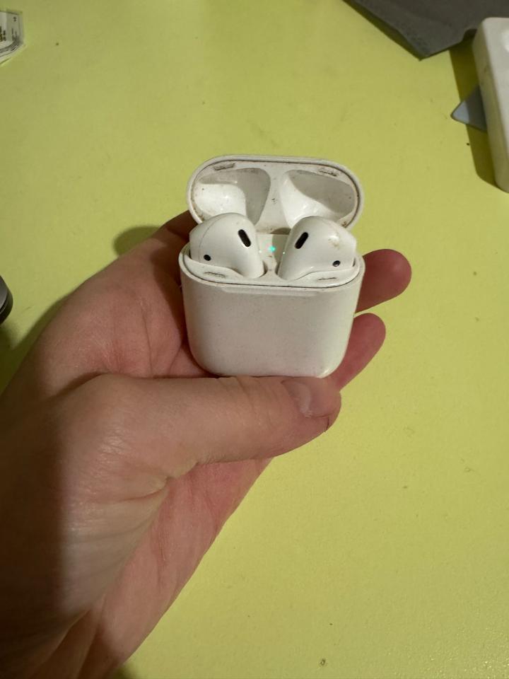 Apple Беспроводные наушники AirPods