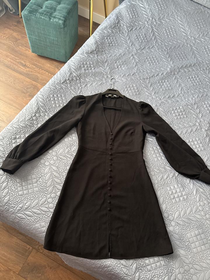 Платье Zara с пуговицами, черное, приталенное