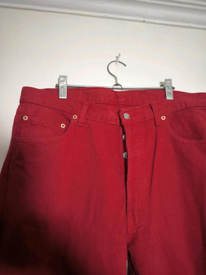Джинсы Levi's красные