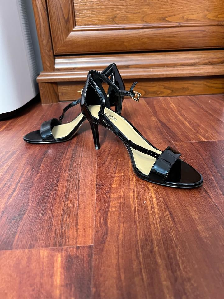 MICHAEL KORS — лаковые босоножки на каблуке 7,5 см