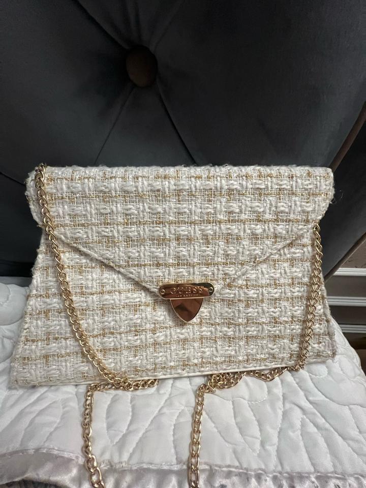 Сумочка Guess за 25000 тг в бело-бежевом цвете новая