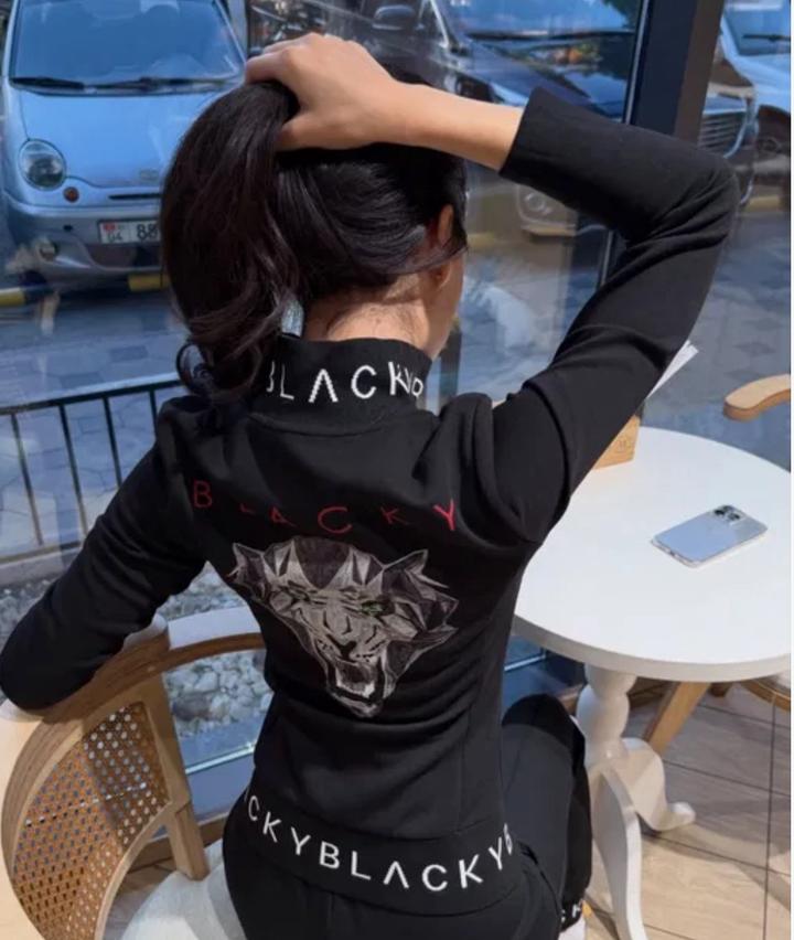 Черная толстовка Blacky с принтом льва
