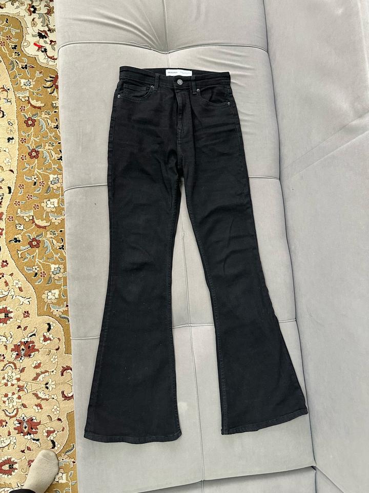 Джинсы клеш Bershka