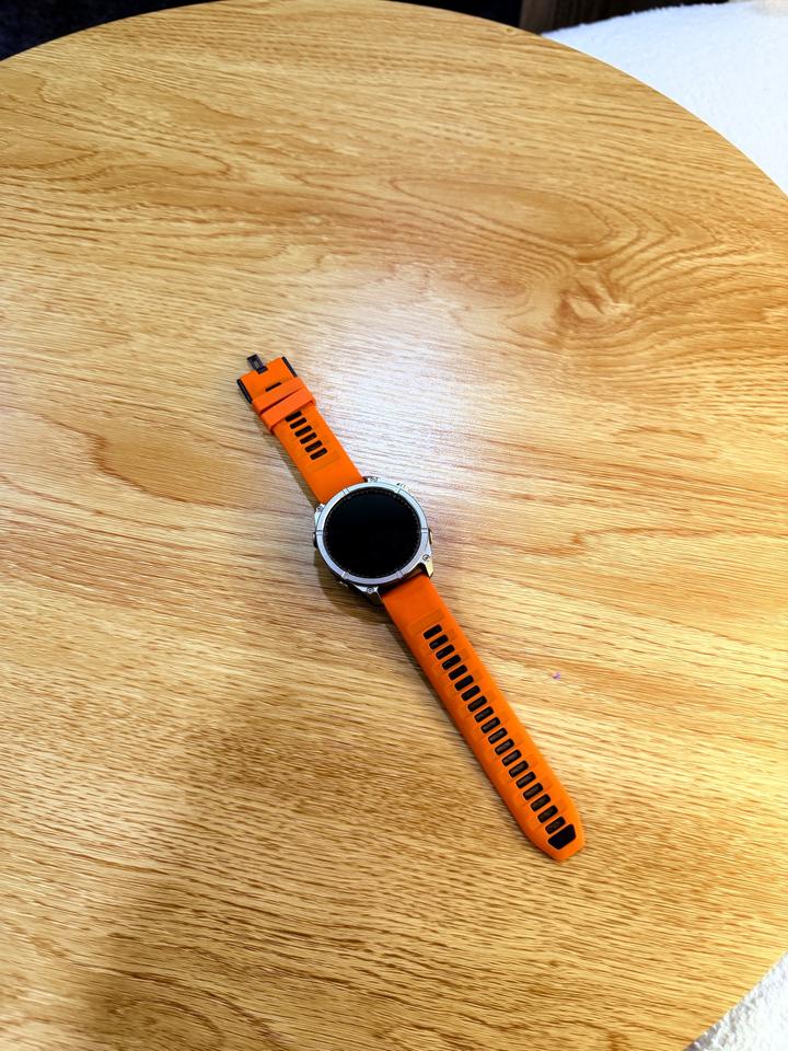 smart watch Смарт-часы с оранжевым ремешком