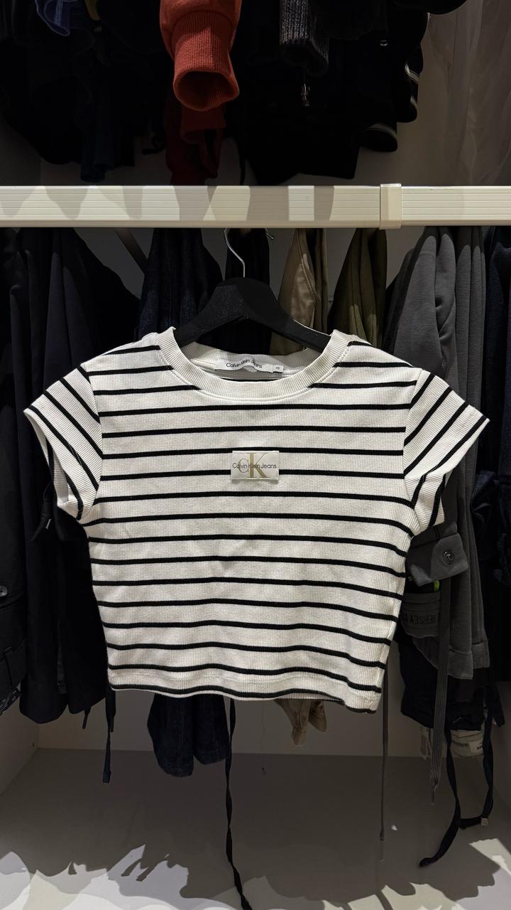 Оригинальный кроп-топ / футболка Calvin Klein Jeans в контрастную полоску