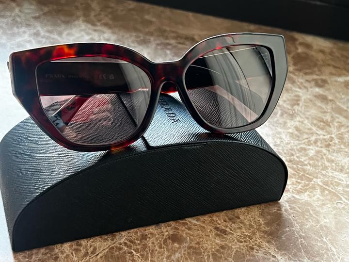 Солнцезащитные очки Prada