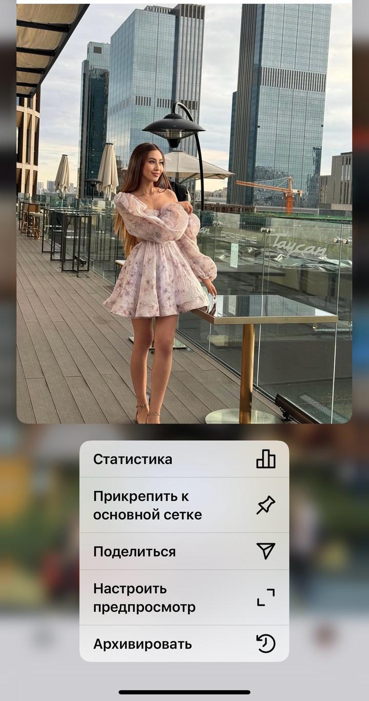 Розовое платье — Chia(25тыс), белое платье — Diali Collection(35тыс).
