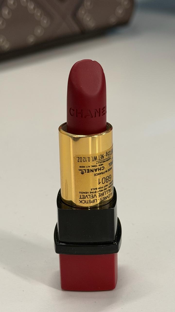 Помада Chanel Rouge Allure Velvet