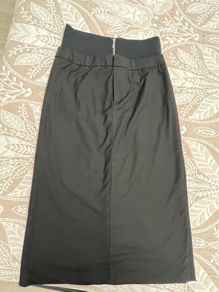 Черная юбка миди с разрезом