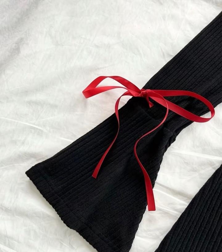 Трикотажный комбинезон с открытыми плечами и лентами
