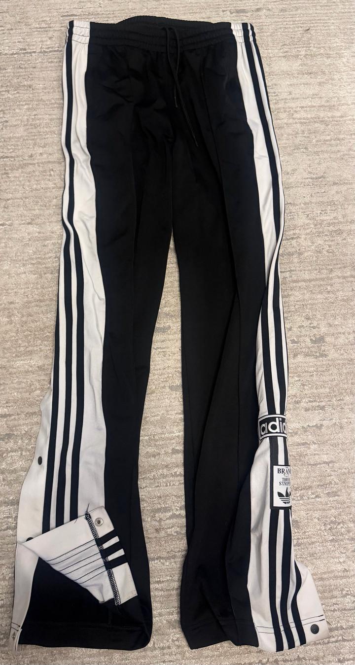 Спортивные брюки adidas с лампасами и кнопками