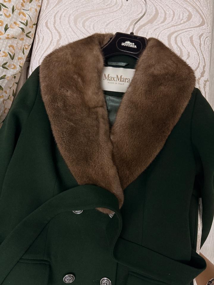 Max Mara Пальто MaxMara,Воротник выполнен из натуральной кожи.