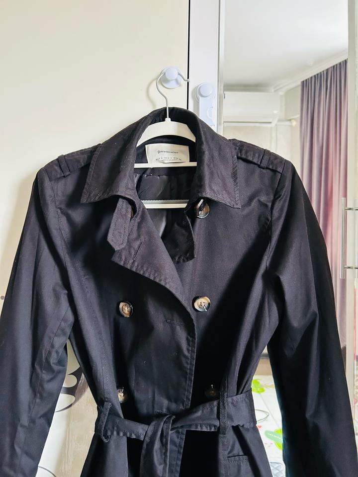 Черный тренч Stradivarius