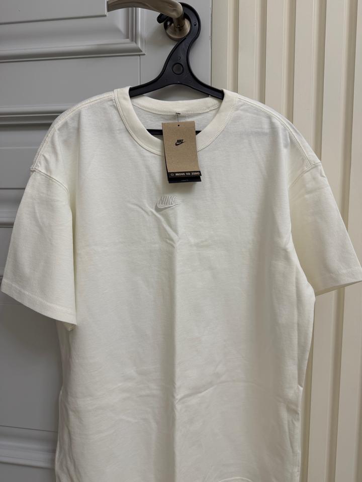 Футболка Nike The Nike Tee Loose Fit M белая