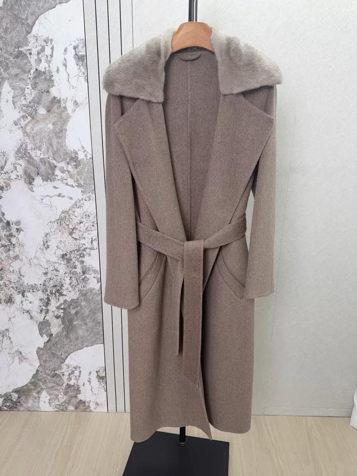 Пальто с меховым воротником в стиле Loro Piana
