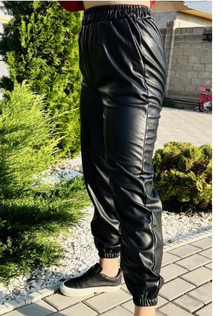 Брюки джоггеры из экокожи