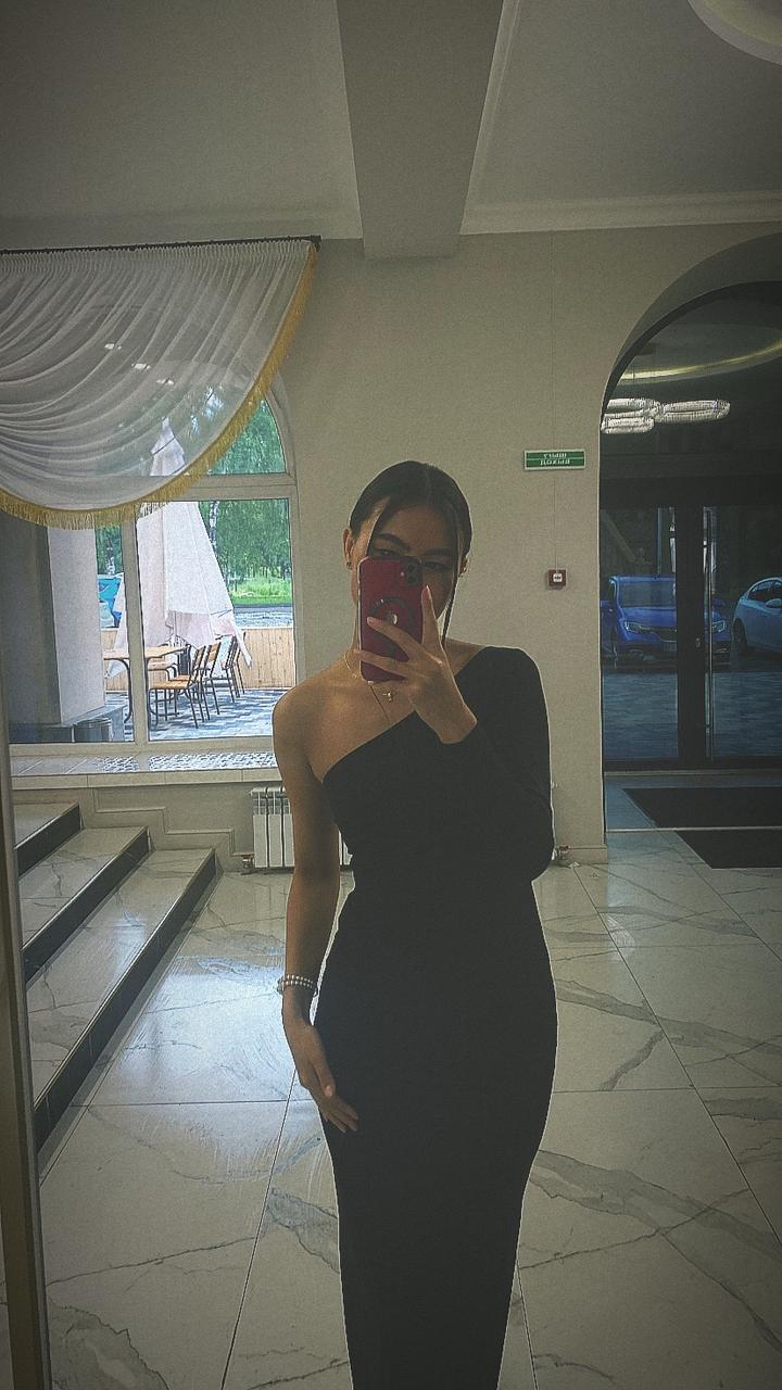 Платье на одно плечо