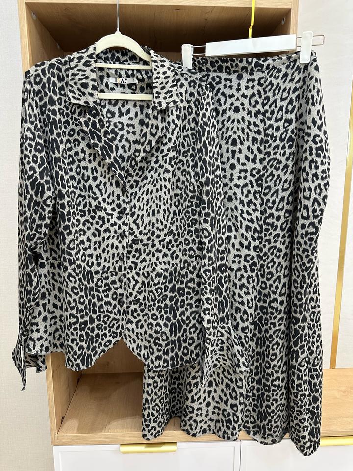 Костюм IS.AY с леопардовым принтом