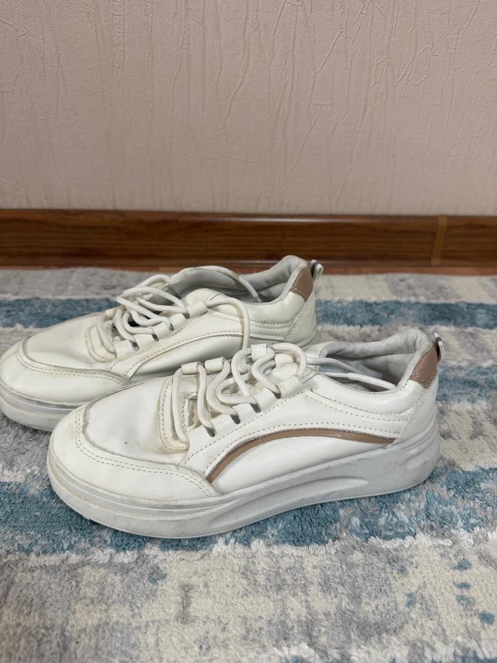 Женские кроссовки