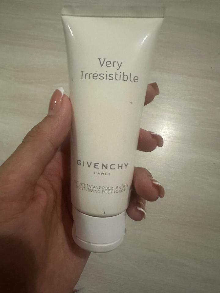 Givenchy Very Irrésistible лосьон для тела