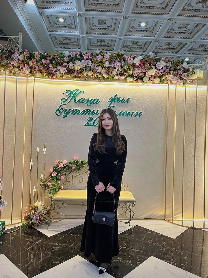 Черное велюровое платье макси с вырезами