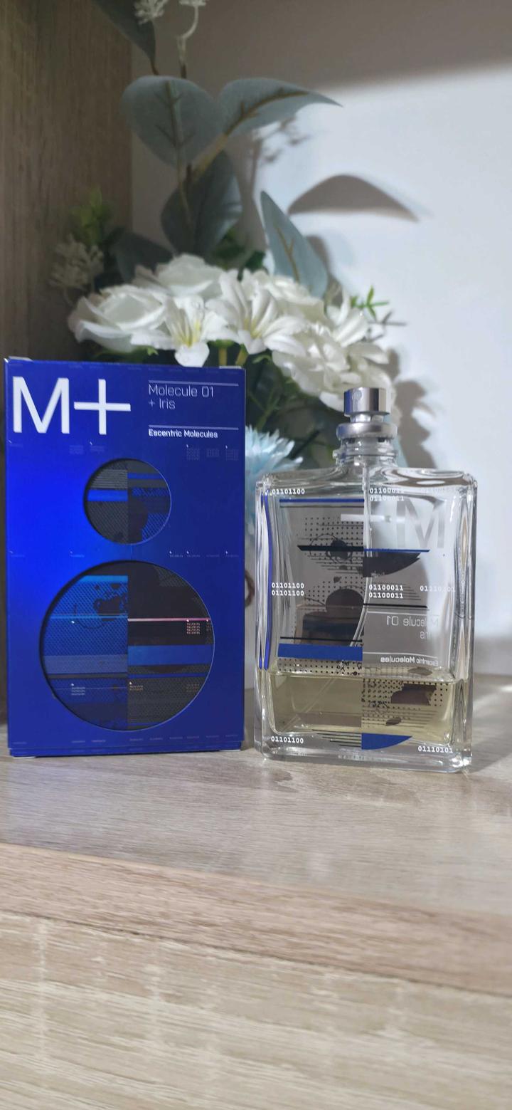 Molecule 01 + Iris Escentric Molecules