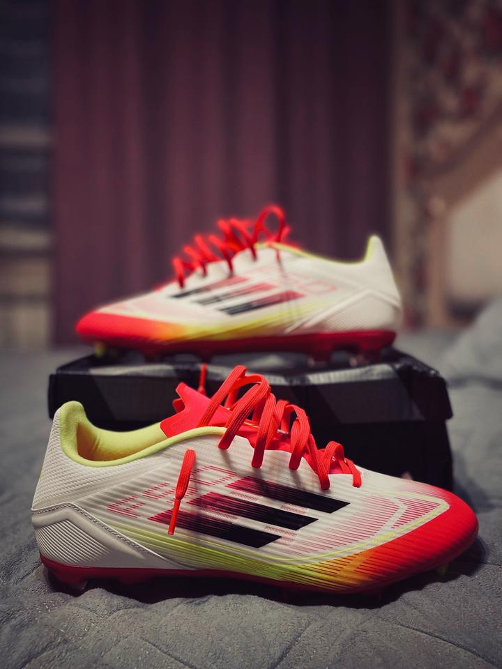 Футбольные бутсы adidas